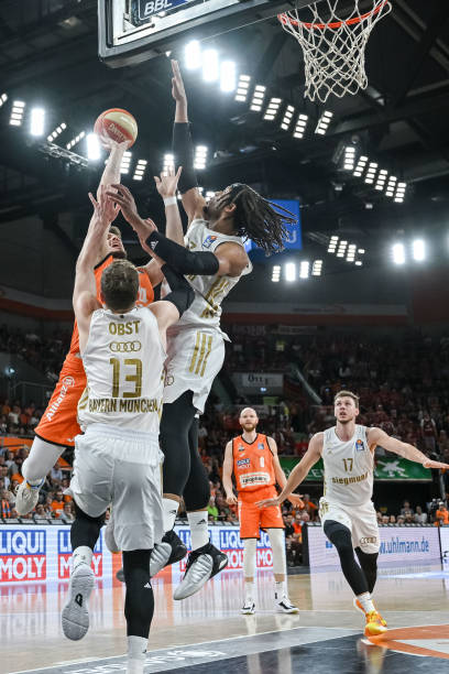 位的队友手 位的队友手